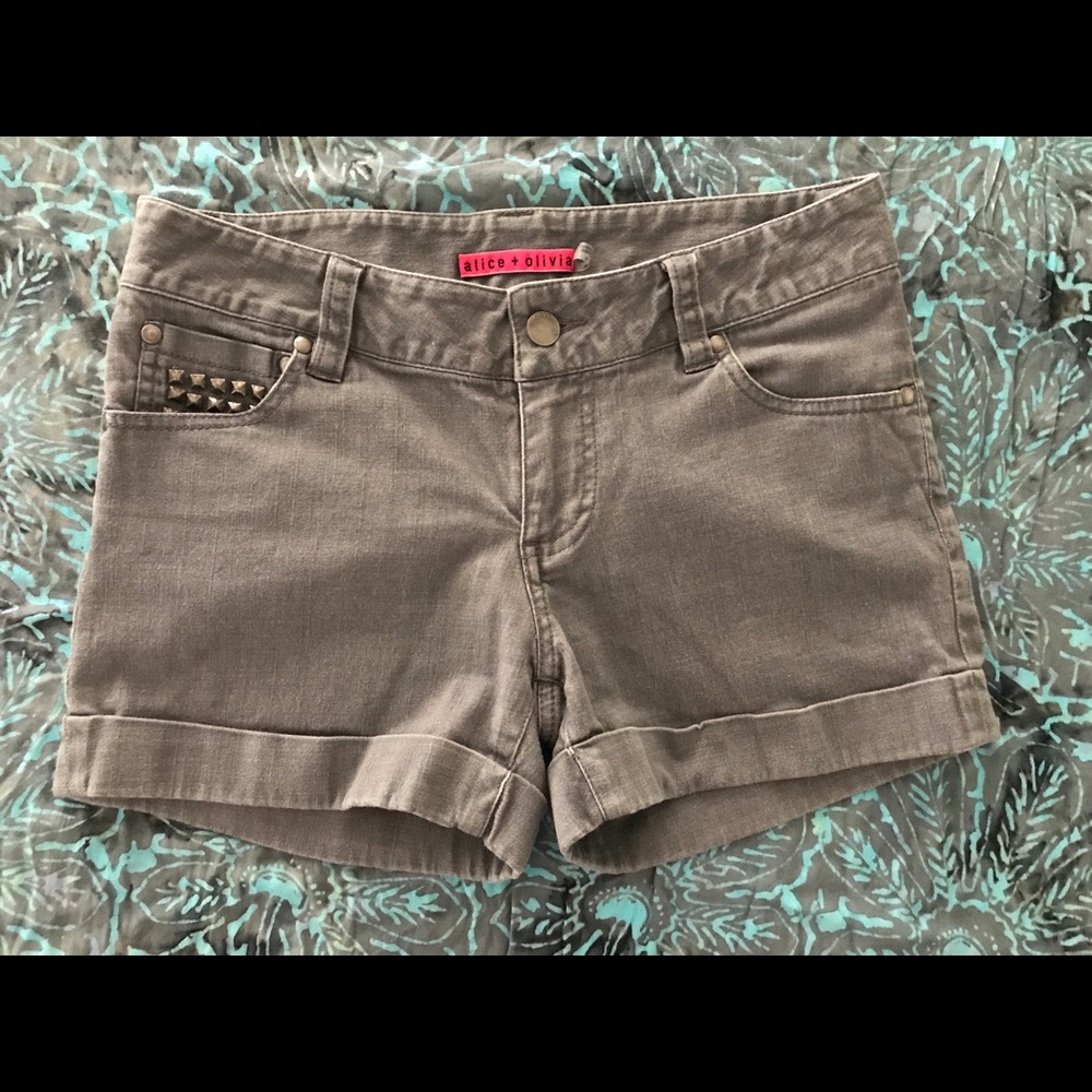 2/$13 or 3/$20 sale! Alice + Olivia grey shorts 🥳